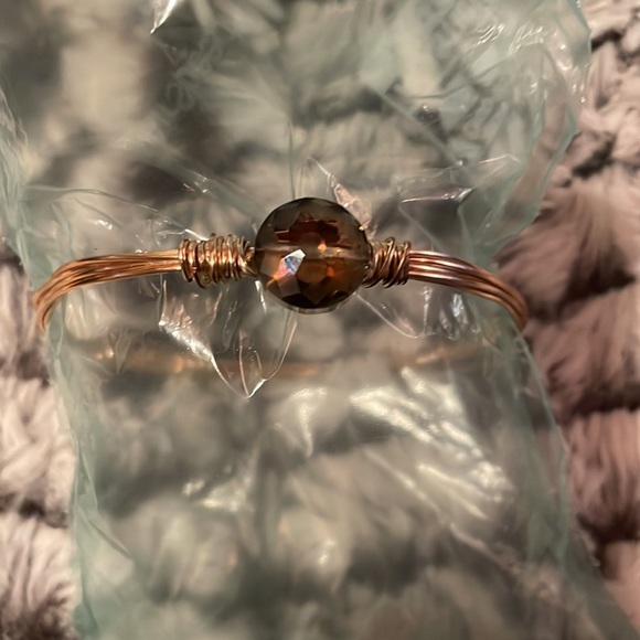 Custom made gold tone wire bracelet. 3 faceted stones that change colors 💎 - Picture 3 of 5